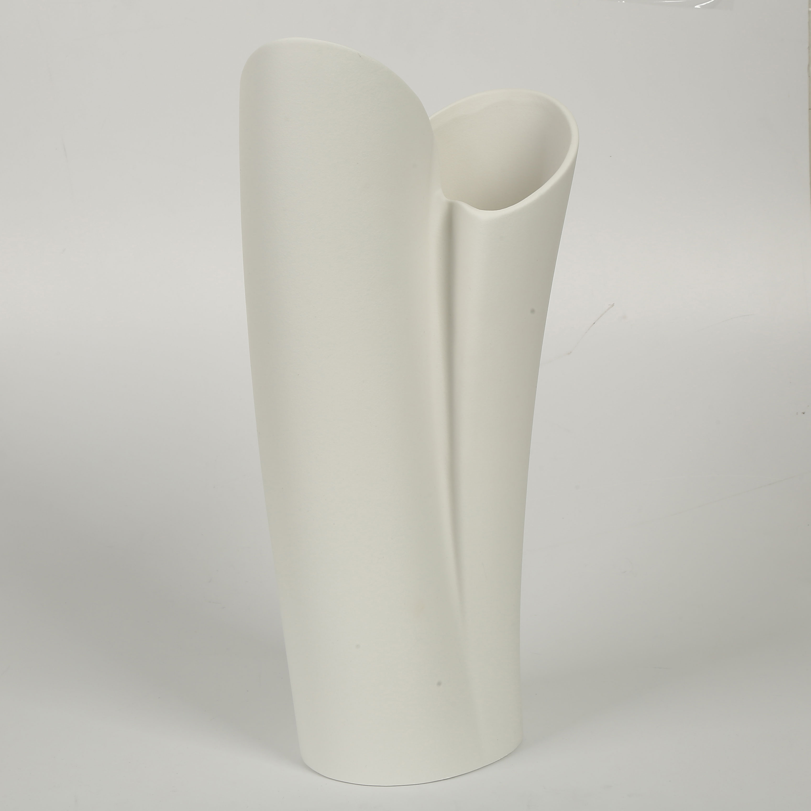 Beyaz Spiral Vazo  AK.JM00012